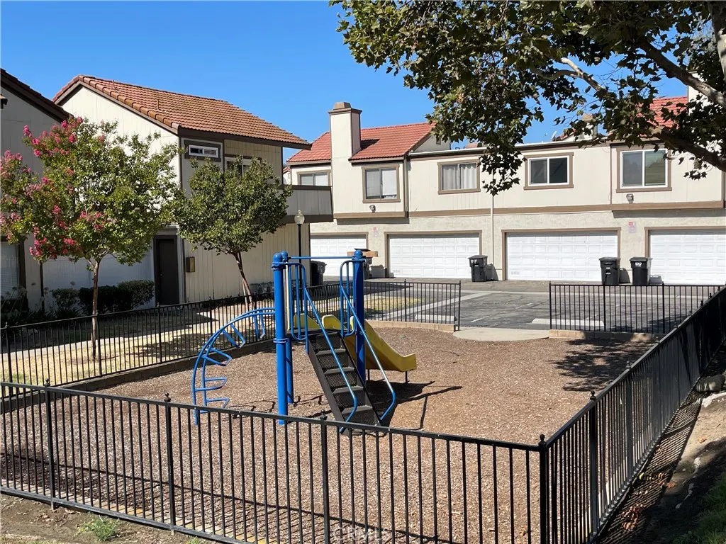 1220 S Cypress Avenue #G