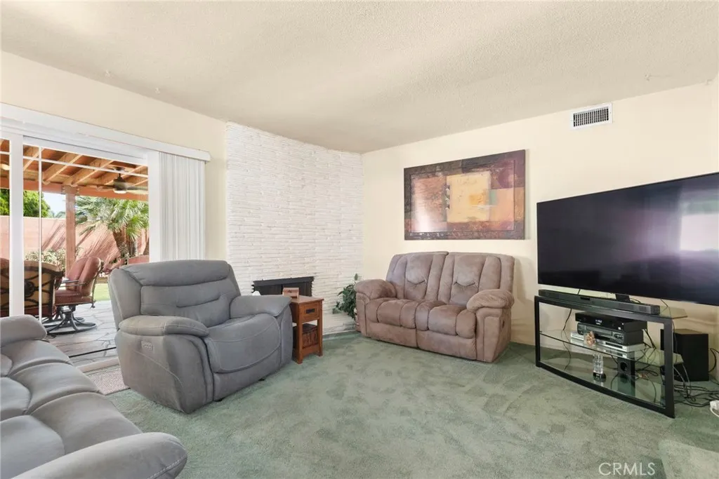 1217 W Barbara Avenue