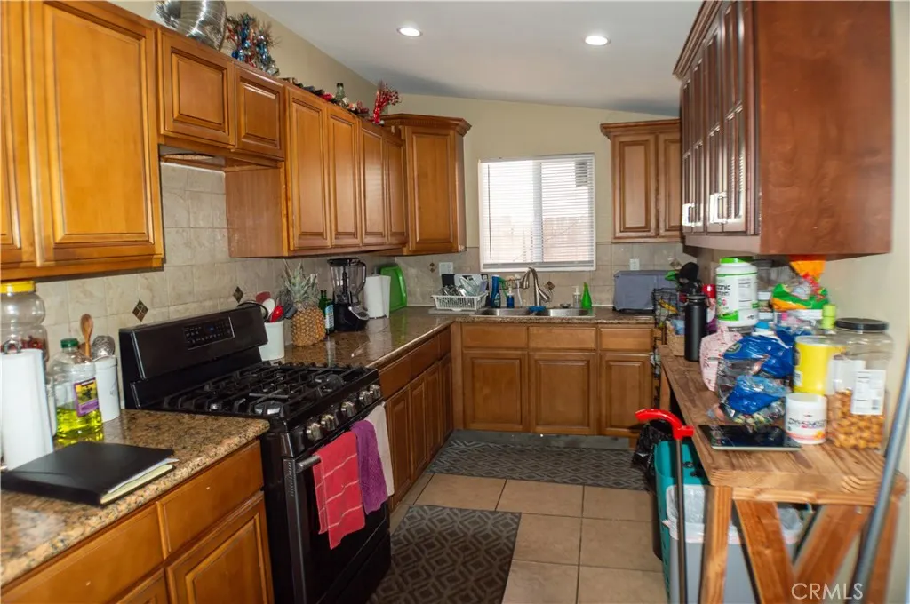 17827 E Laxford
