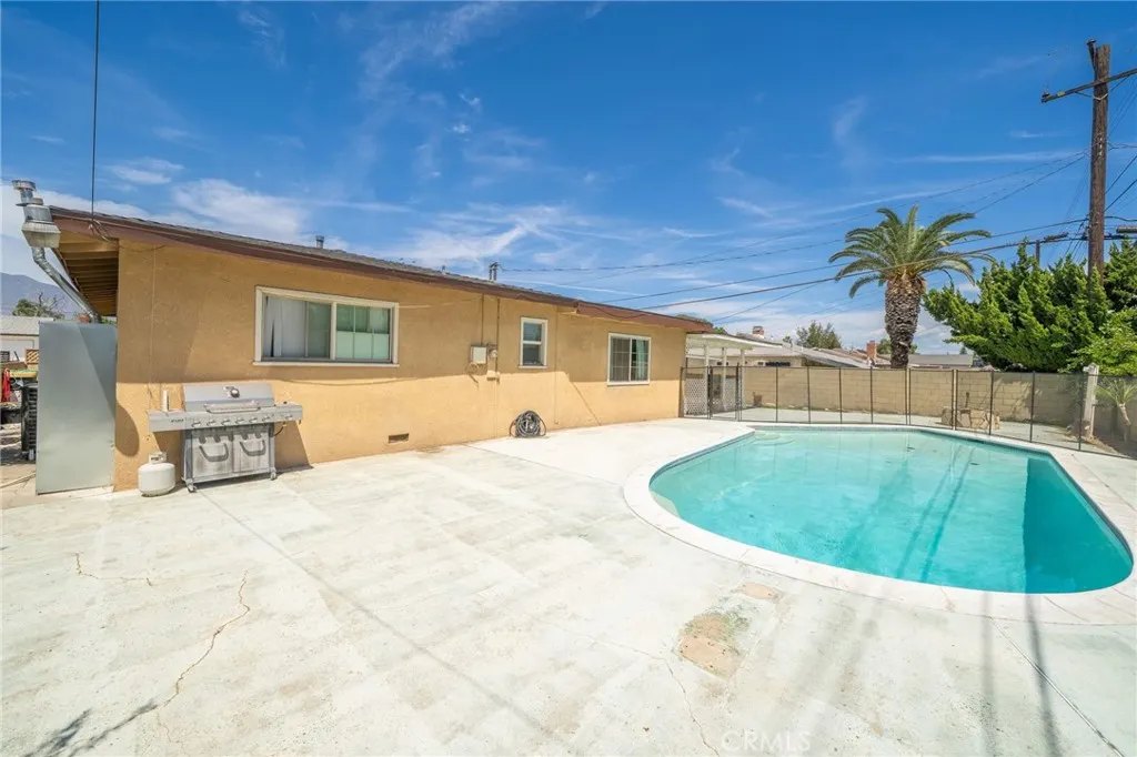 5595 Hawthorne
