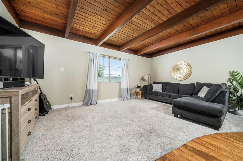 5595 Hawthorne