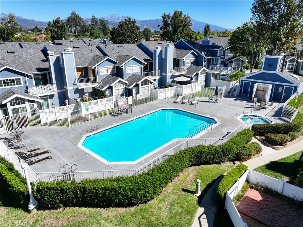 126 N Glendora