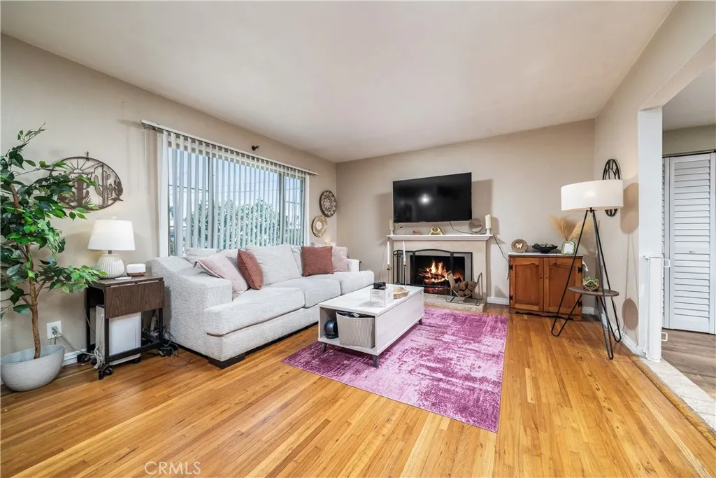 5595 Hawthorne