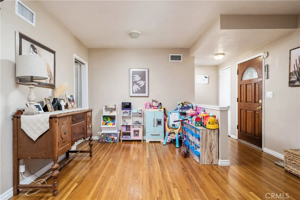 5595 Hawthorne
