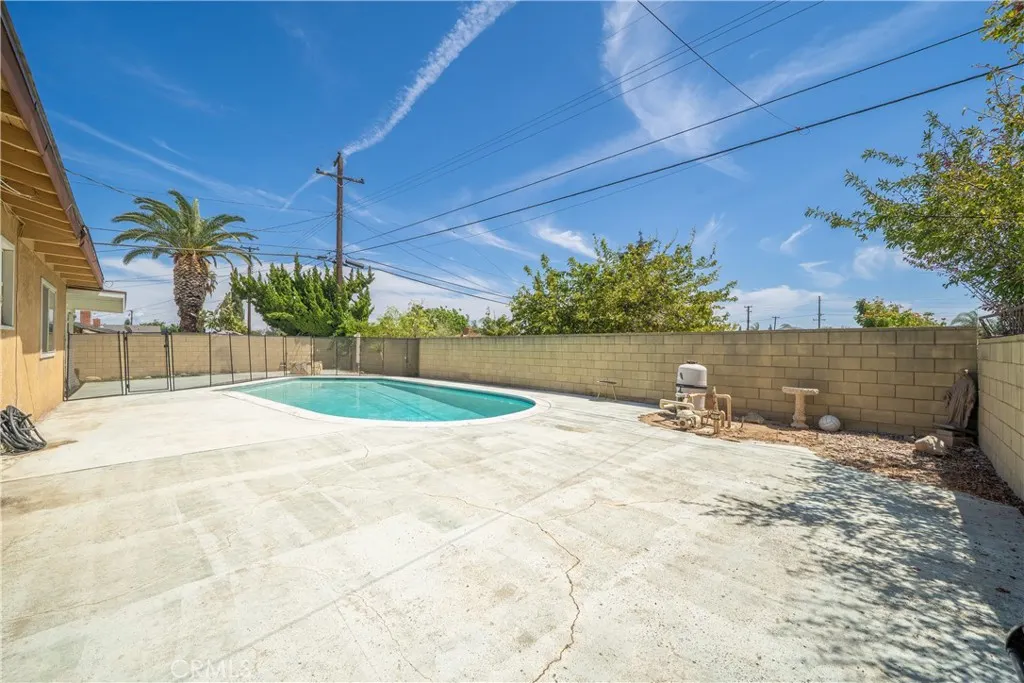 5595 Hawthorne