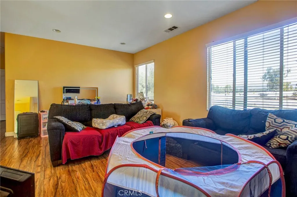 3295 E Springcreek