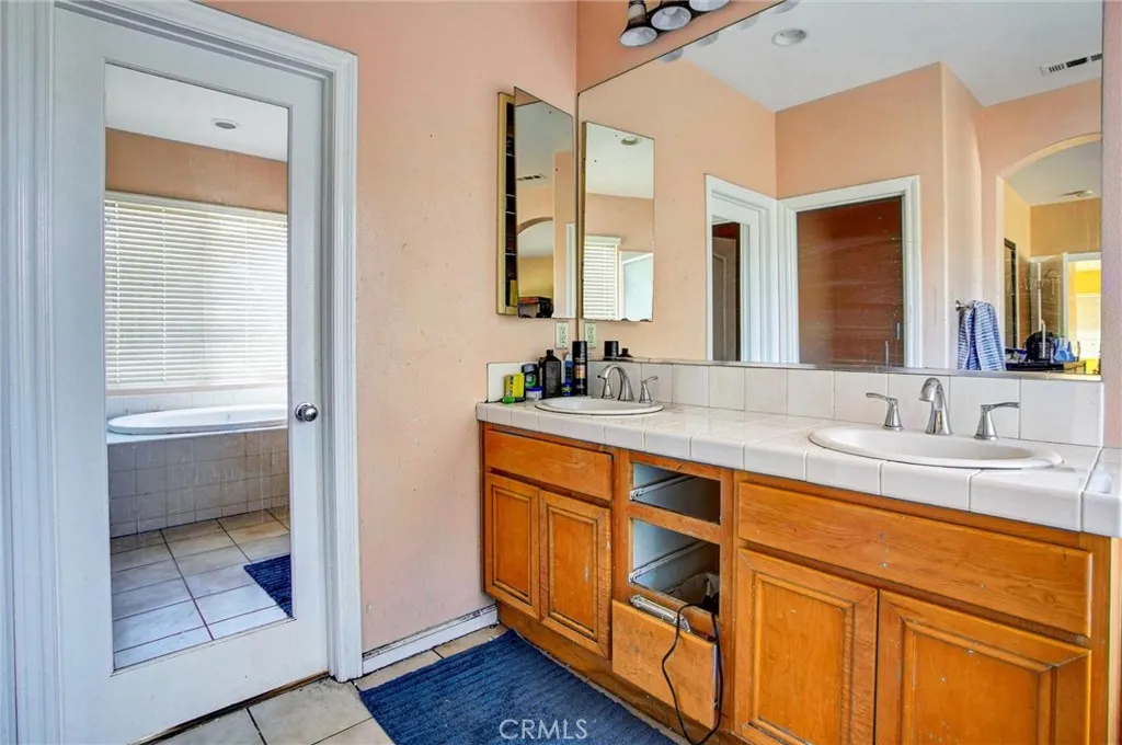3295 E Springcreek