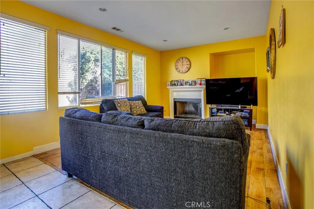 3295 E Springcreek