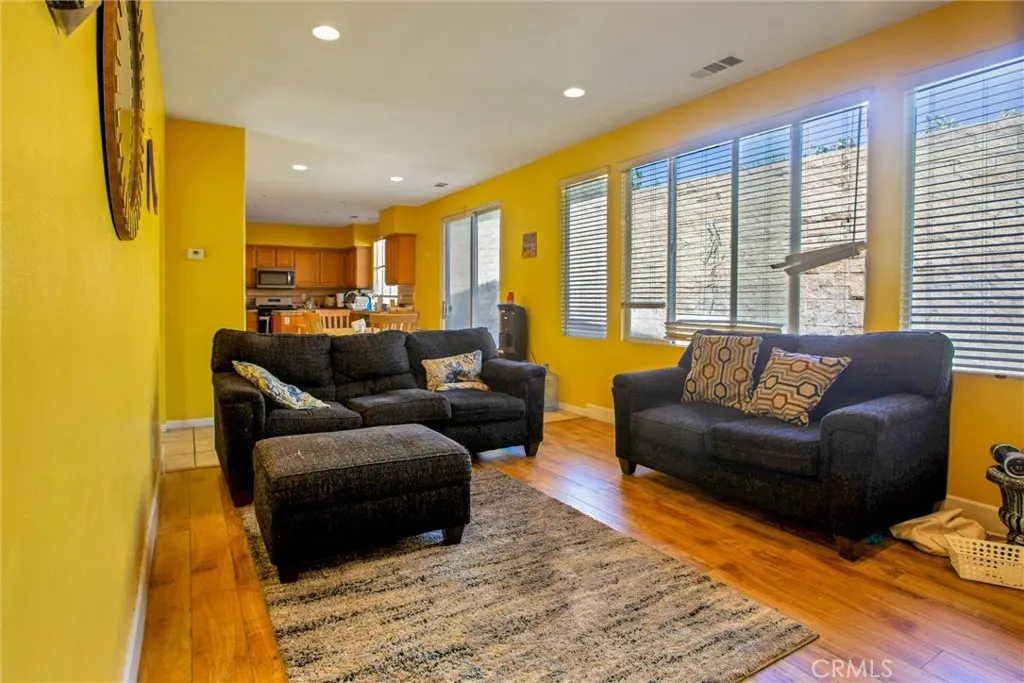 3295 E Springcreek