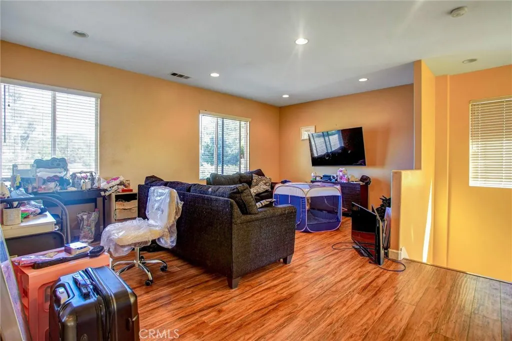 3295 E Springcreek
