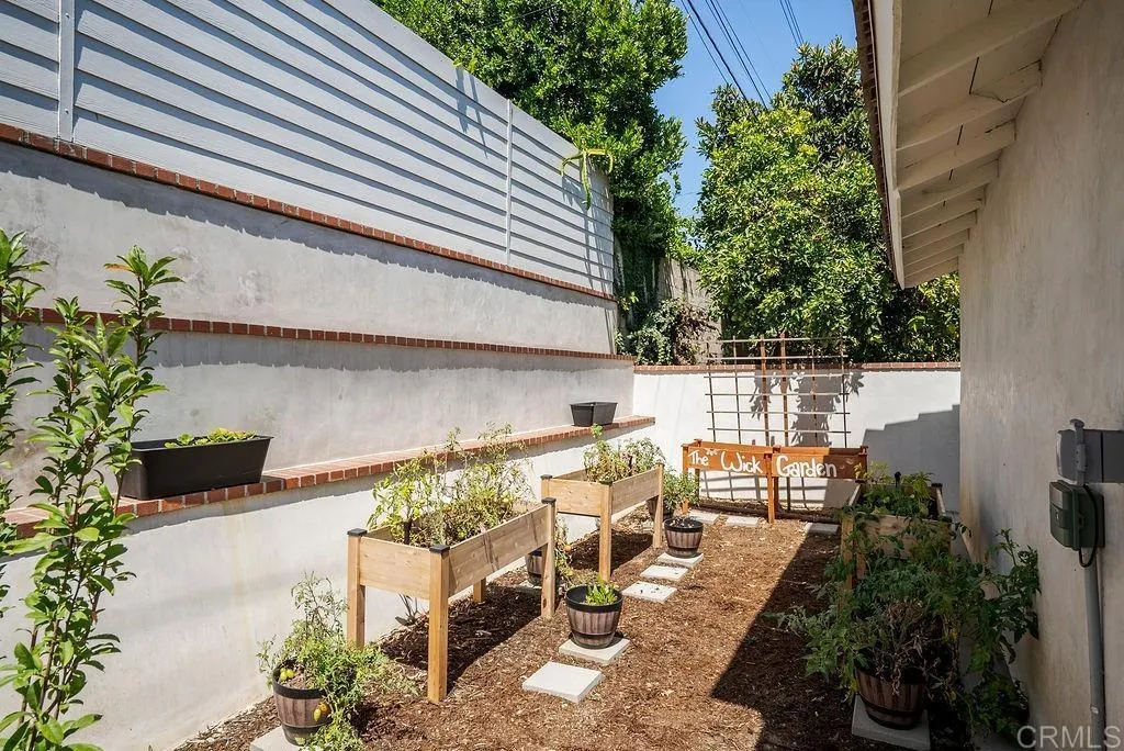 453 W Laurel Avenue