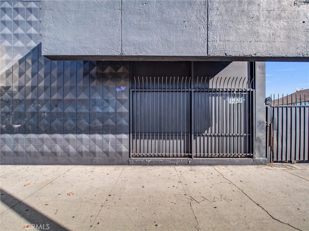 937 W Mission Boulevard