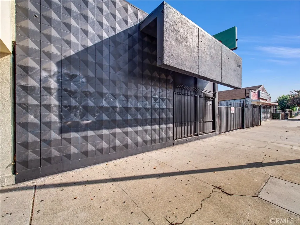 937 W Mission Boulevard