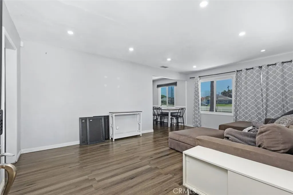 4711 N Hollenbeck