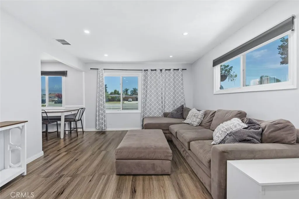 4711 N Hollenbeck