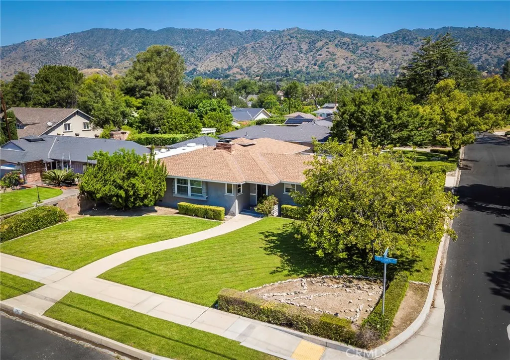 883 E Leadora Avenue