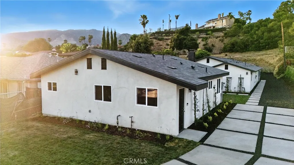 215 E Sierra Madre Avenue
