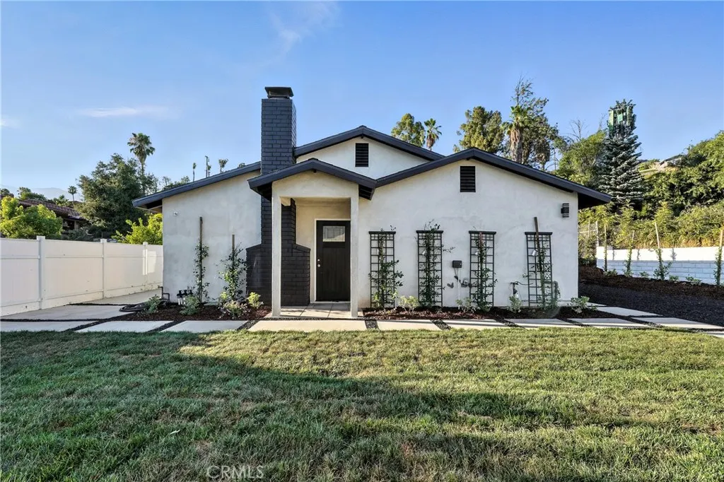 215 E Sierra Madre Avenue