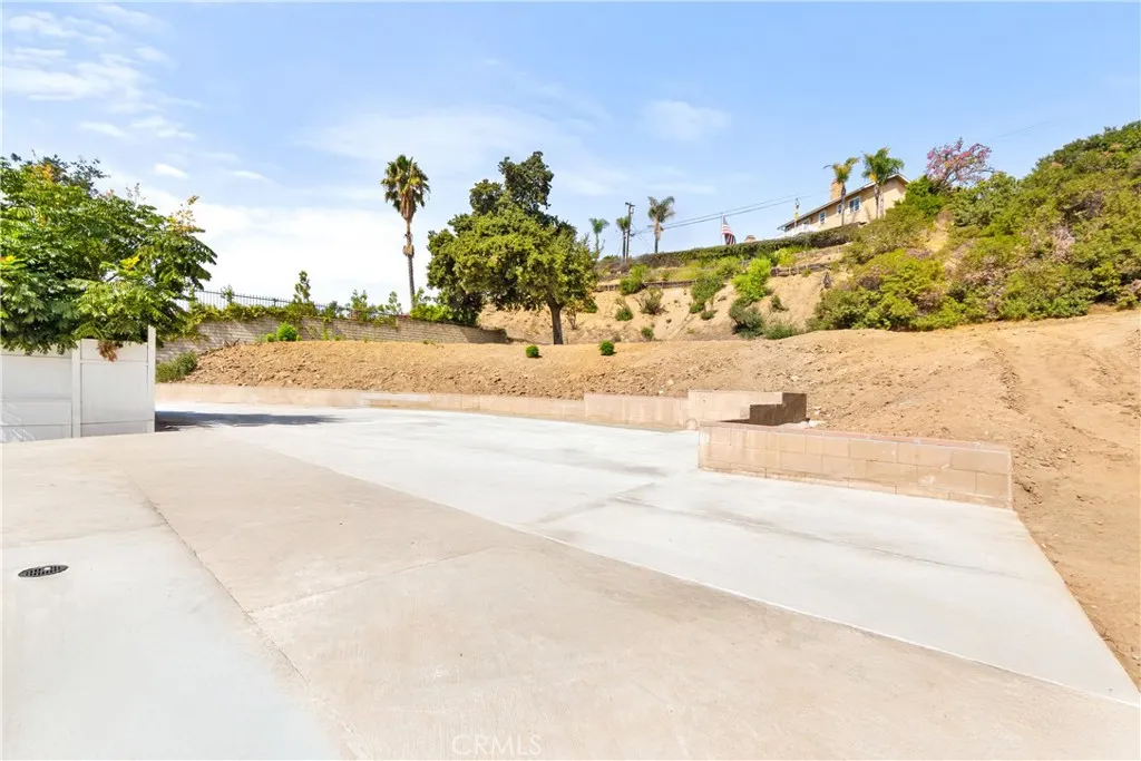 215 E Sierra Madre Avenue
