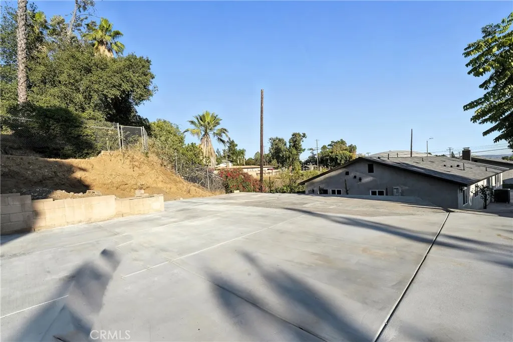 215 E Sierra Madre Avenue