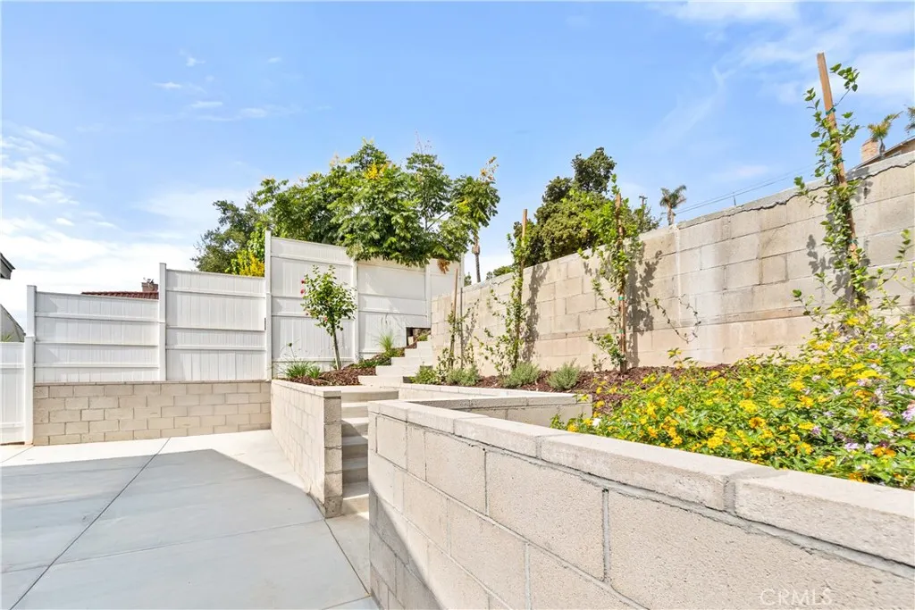 215 E Sierra Madre Avenue