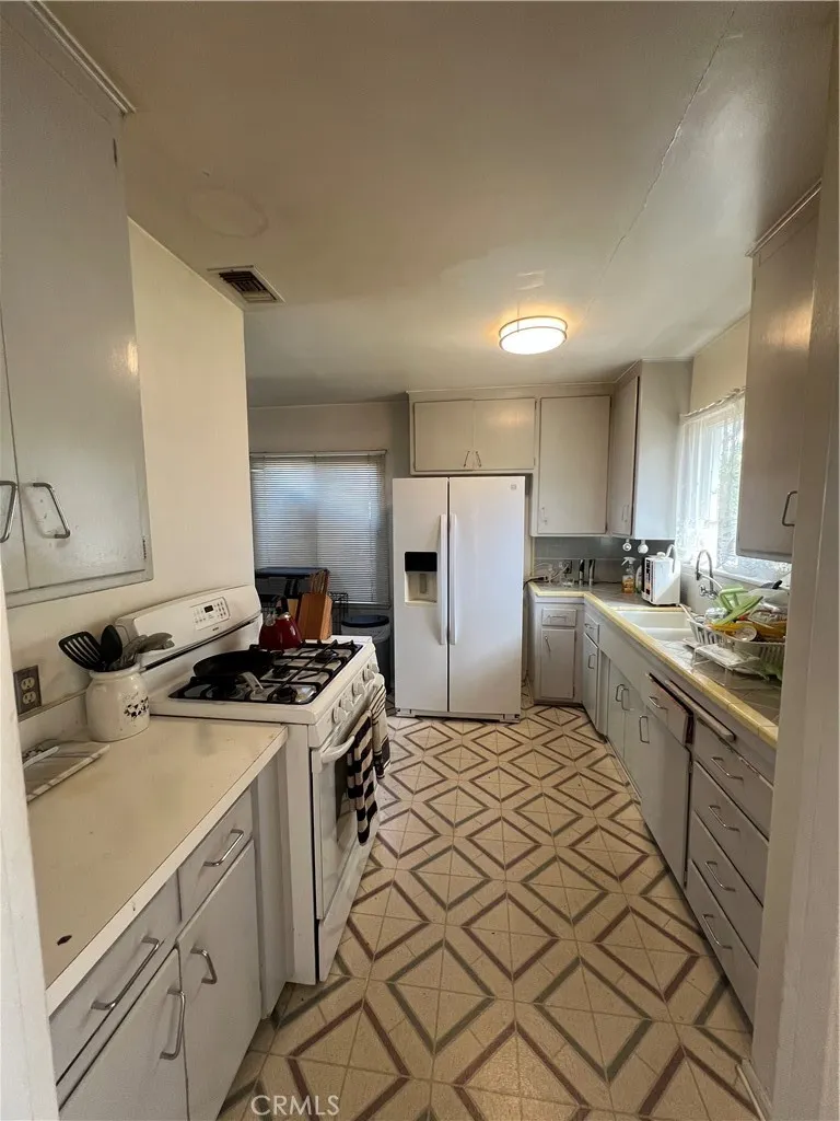 1319 W Eckerman Avenue