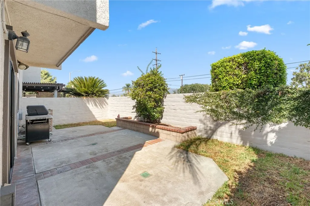 2261 E Badillo