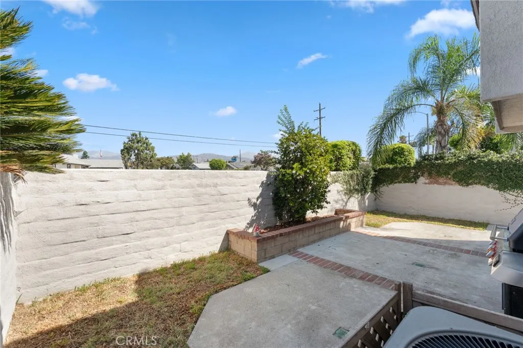 2261 E Badillo