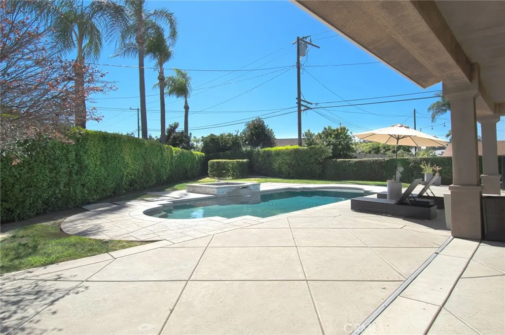 211 S Grand
