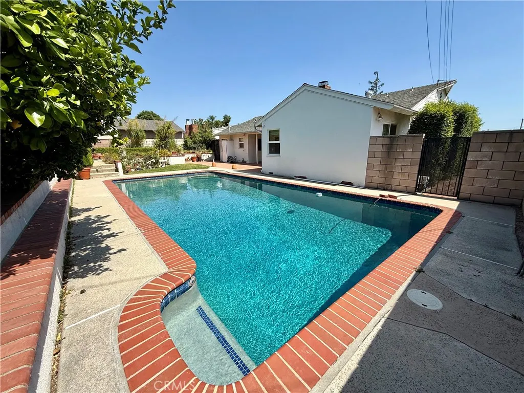 543 E Comstock