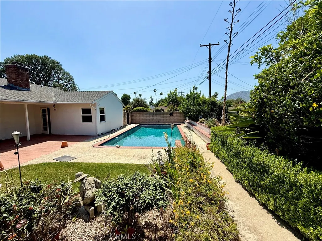 543 E Comstock