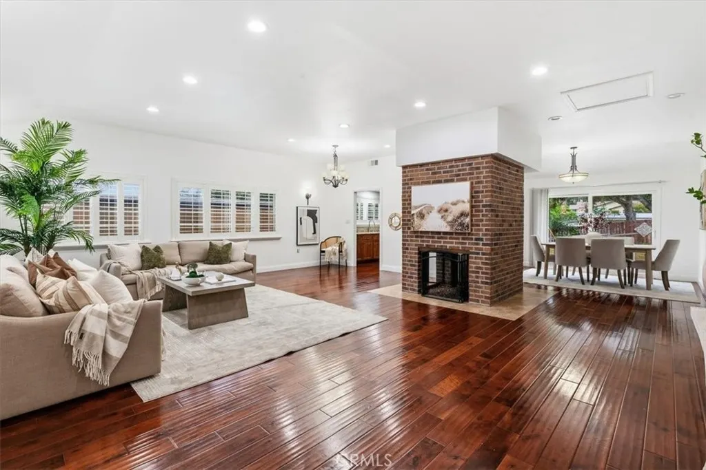 2339 Club Vista