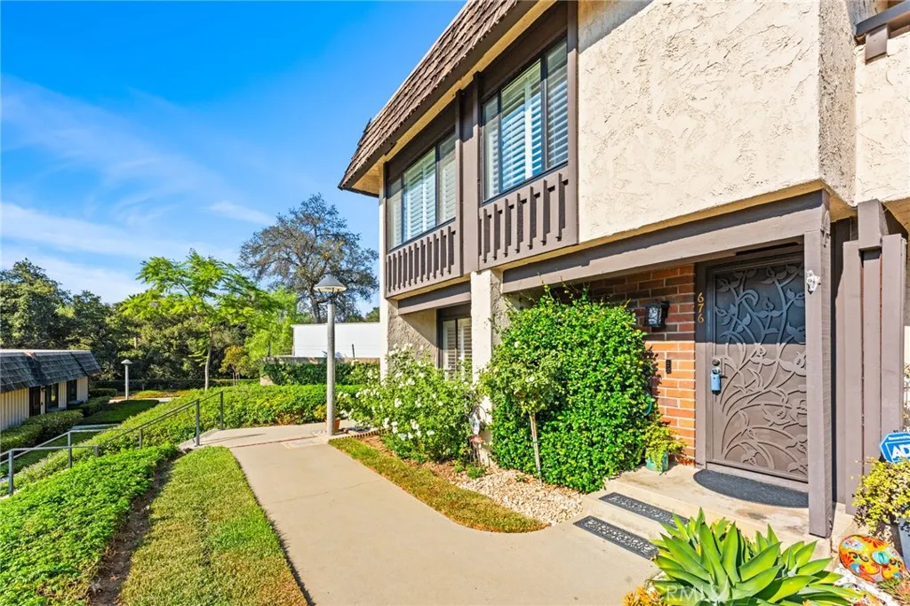 676 redwood Lane