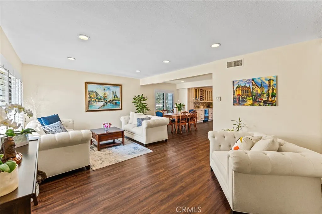 676 redwood Lane