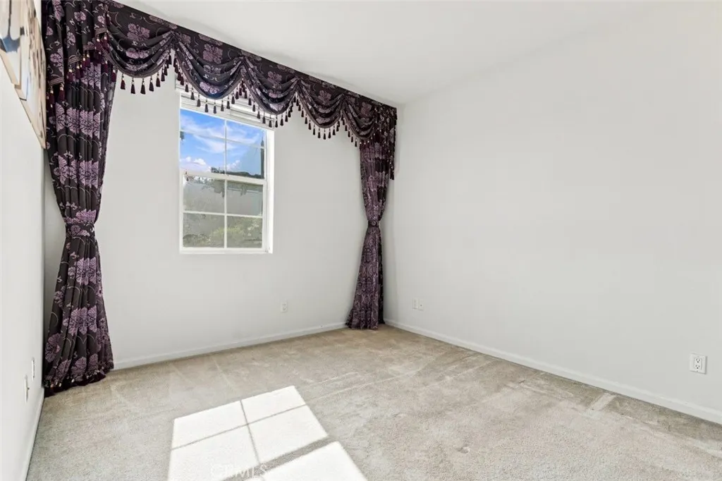 858 E Manresa