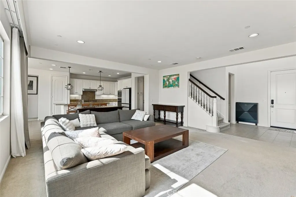 858 E Manresa