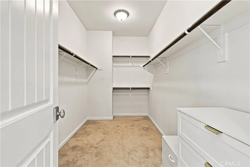 858 E Manresa