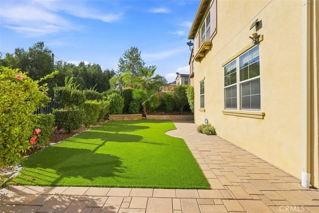858 E Manresa