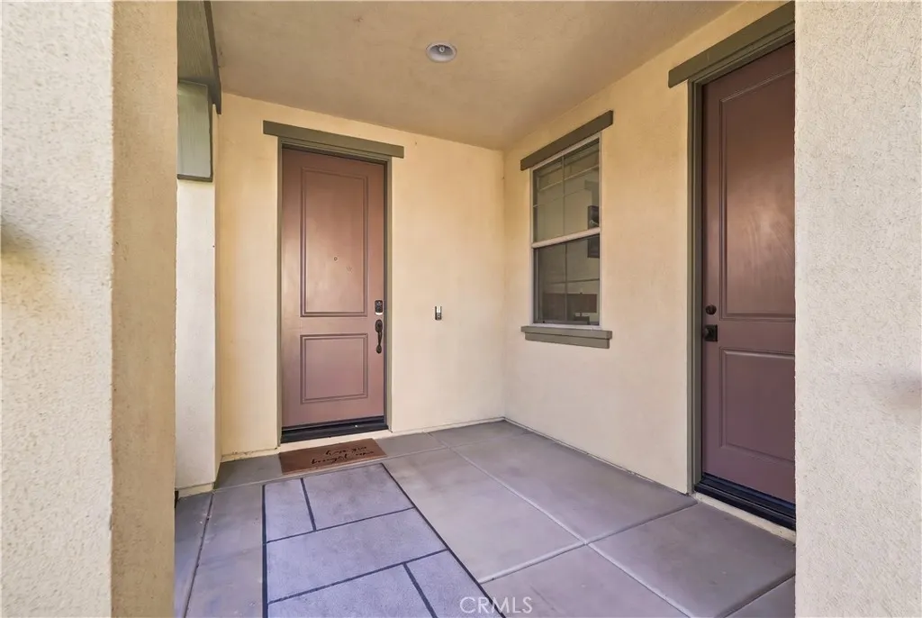 858 E Manresa