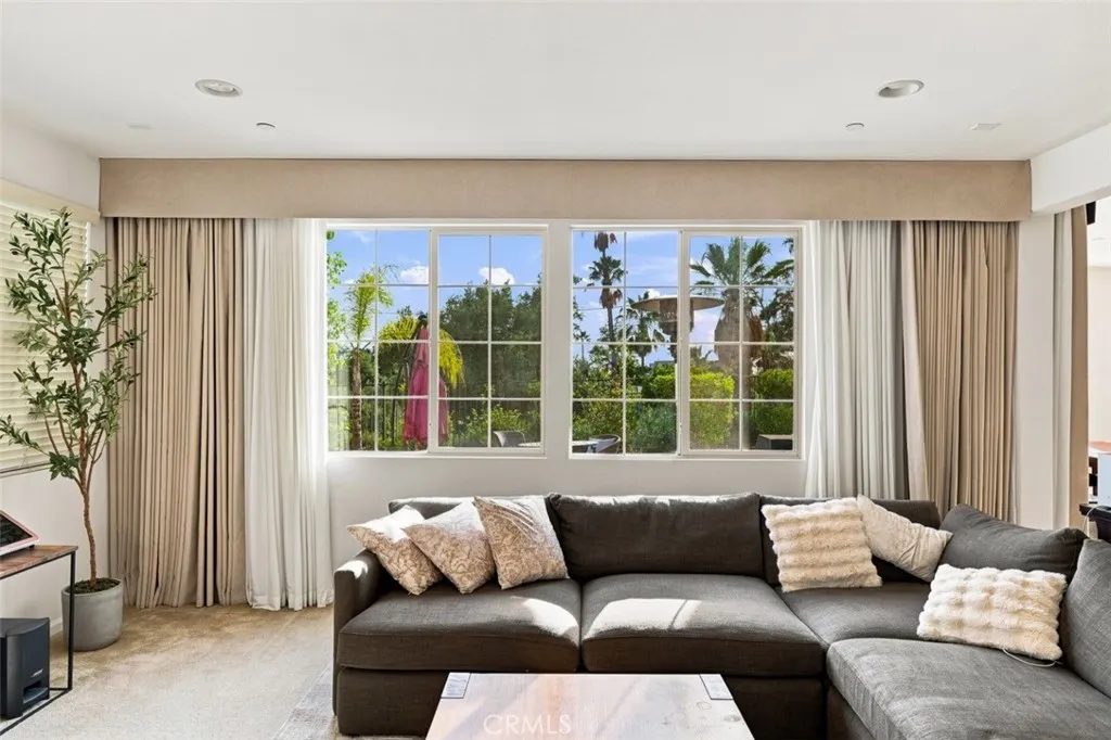 858 E Manresa
