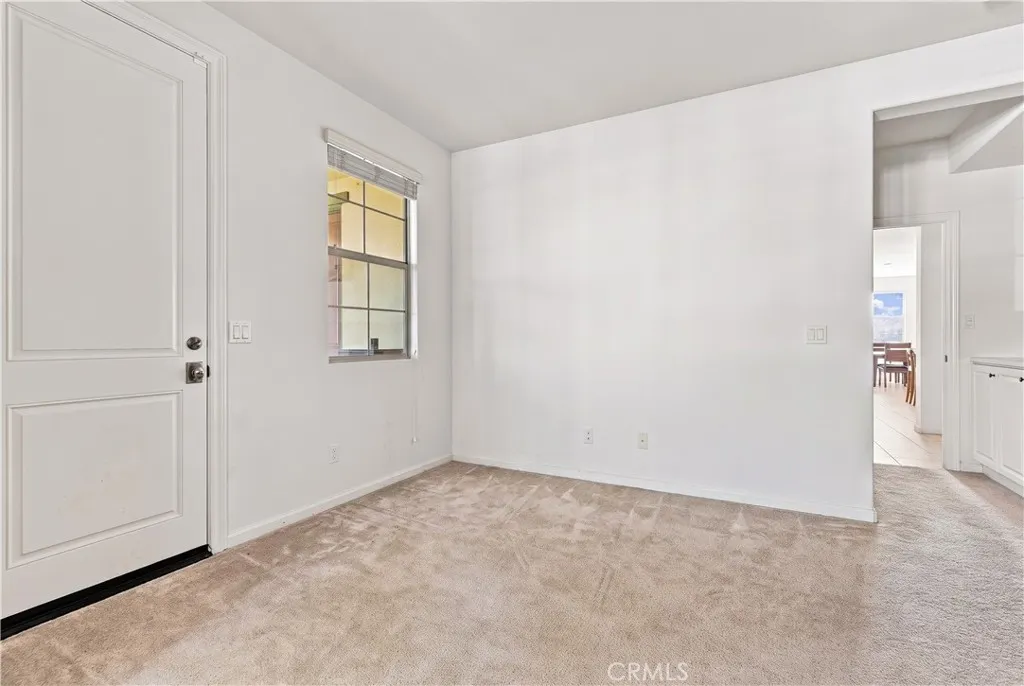 858 E Manresa