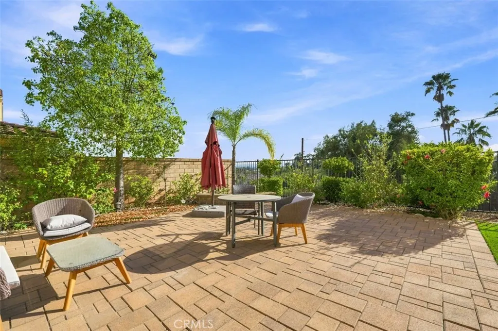 858 E Manresa