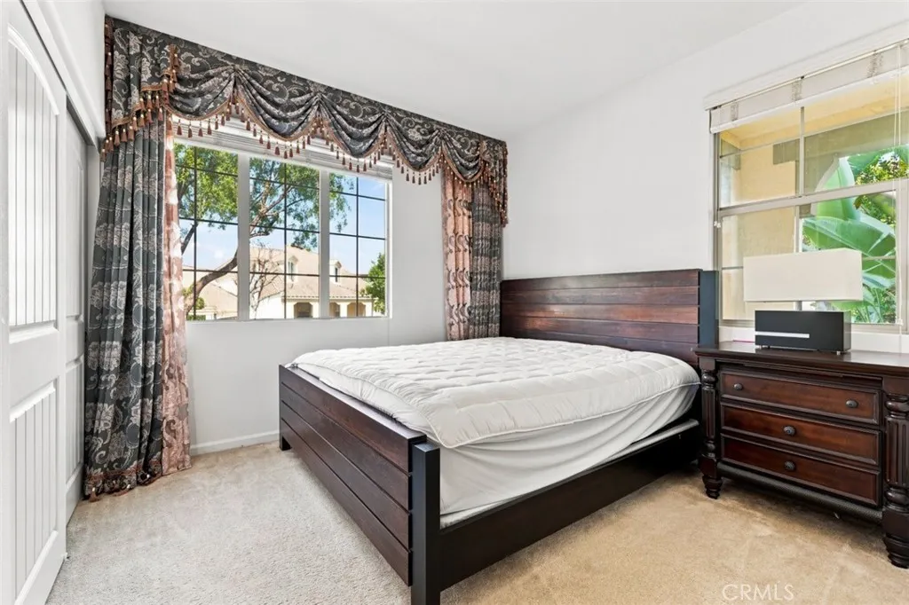 858 E Manresa