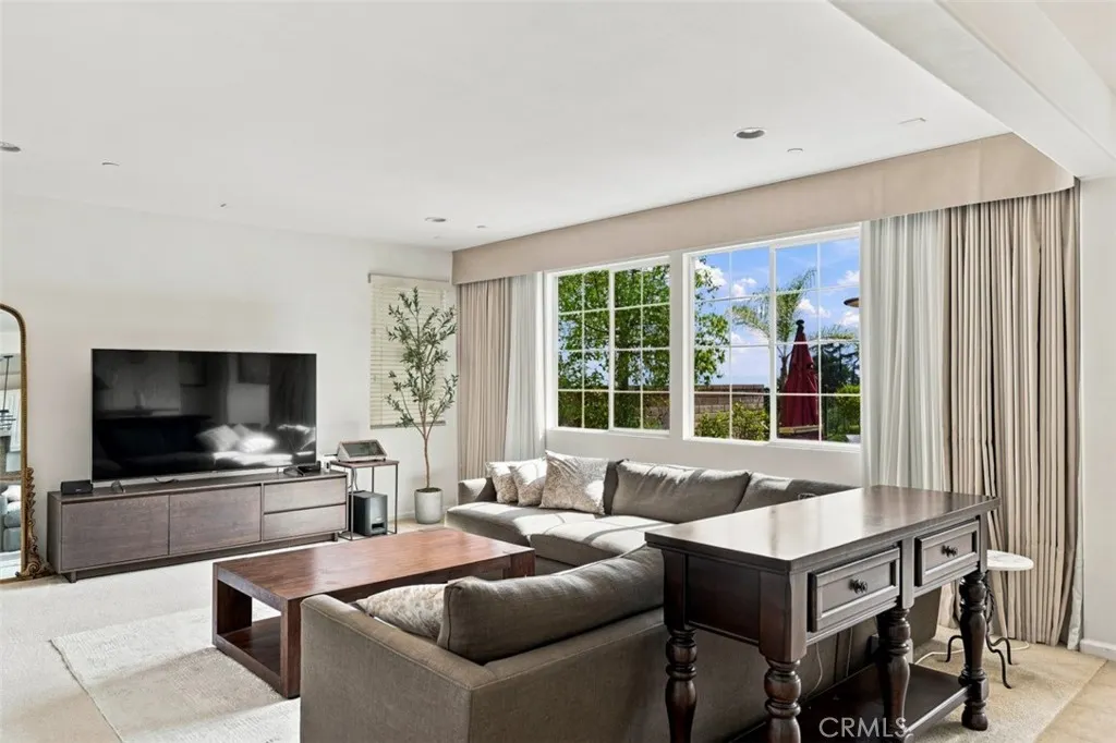 858 E Manresa