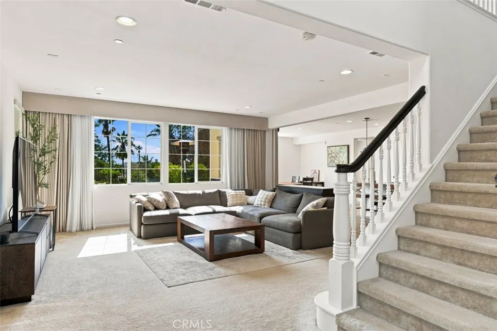 858 E Manresa