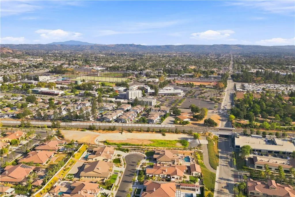 858 E Manresa