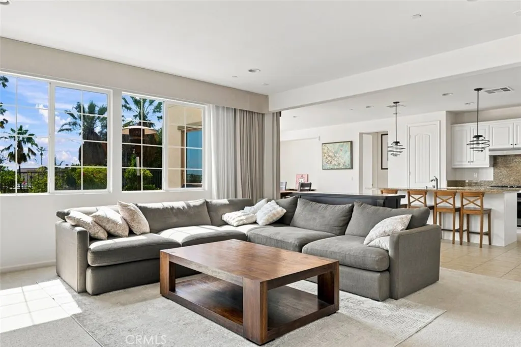 858 E Manresa