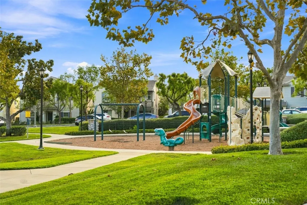 858 E Manresa