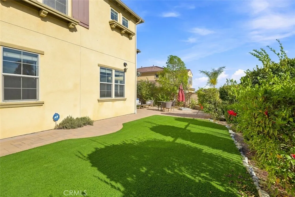 858 E Manresa