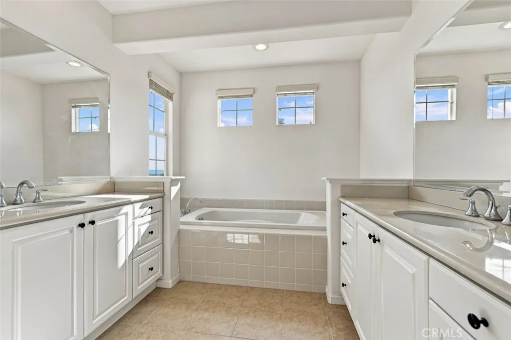 858 E Manresa